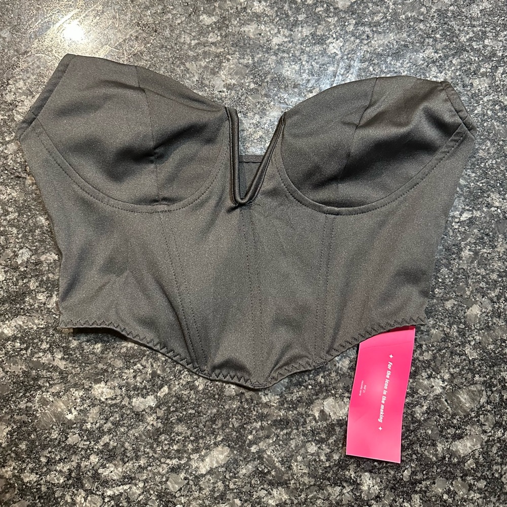 Solid V-bar Bandana Hem Tube Top.